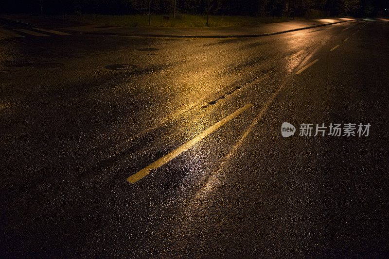 黄色的路灯和雨等沥青、线、路