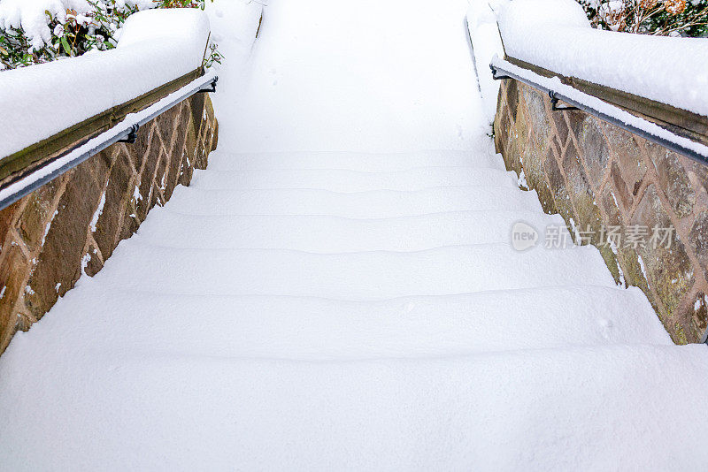 往下看，台阶上刚刚结过厚厚的雪