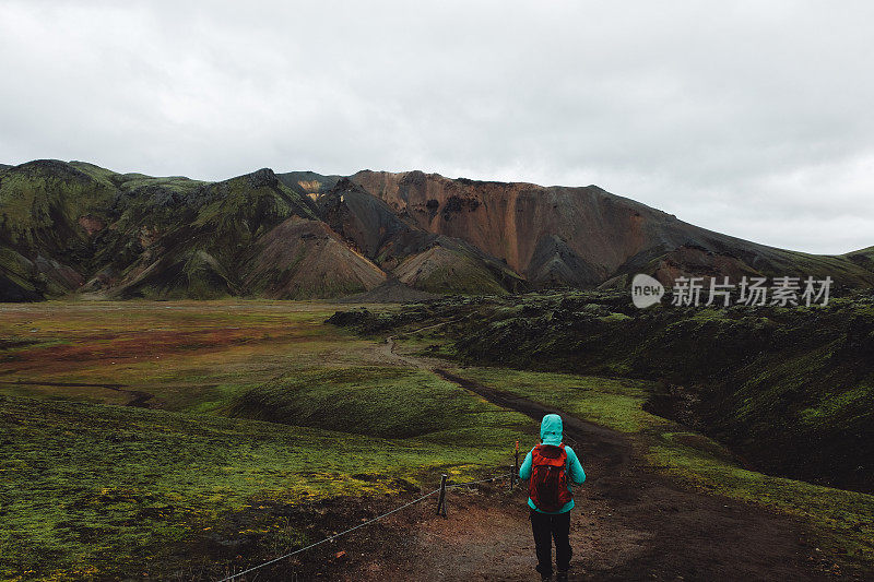 在冰岛高地的Landmannalaugar背包徒步旅行的女人