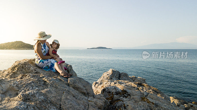 带着小女儿欣赏海边的美景