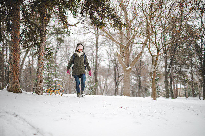 年轻女子拉雪橇