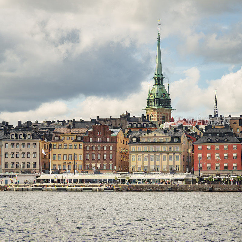 瑞典斯德哥尔摩的格拉斯坦海滨，展示着酒店、酒吧和餐馆
