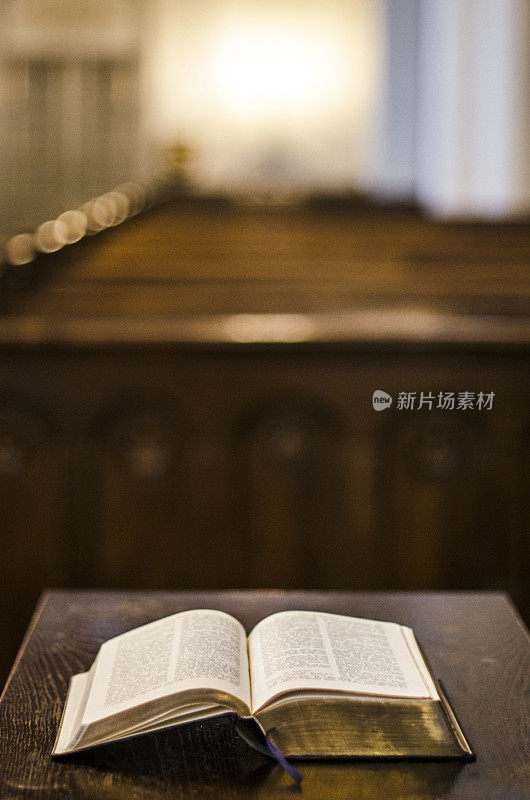 圣经放在教堂长凳前的桌子上