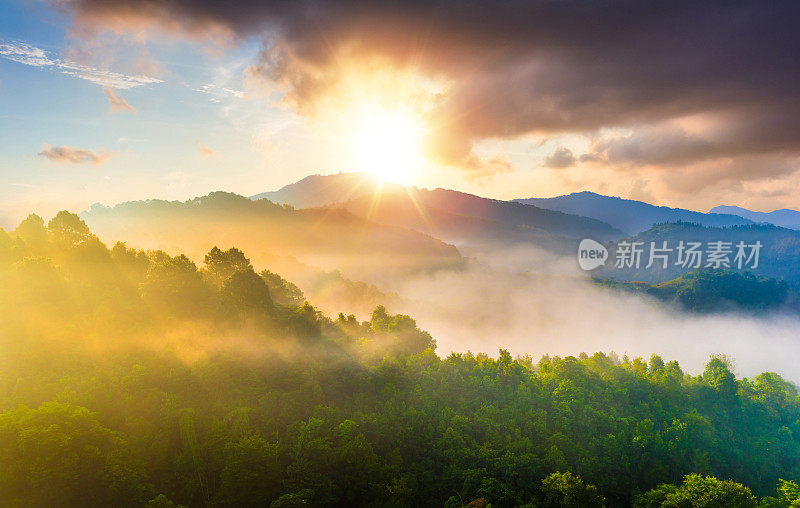 全景式的自然景观，北面的山景有日出和薄雾