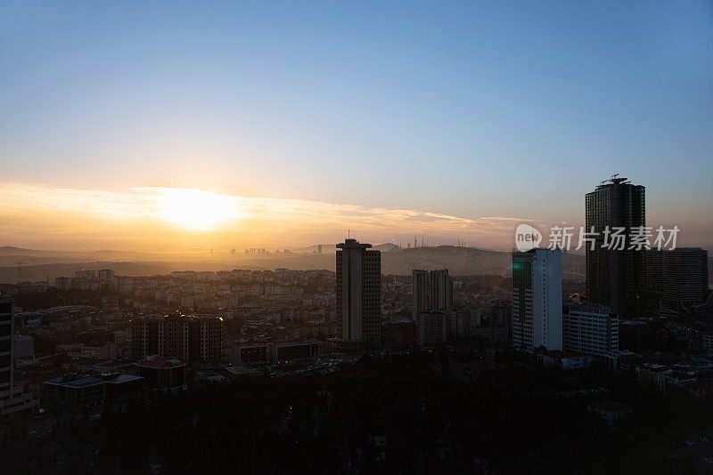 太阳在城市上空升起