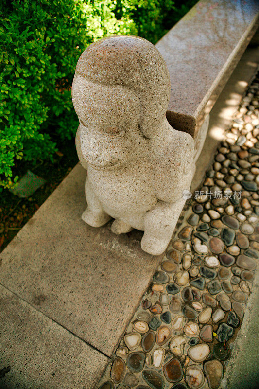 南山公园楼梯上的小猴子石雕。海南三亚。