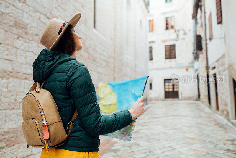 女孩使用旅游地图