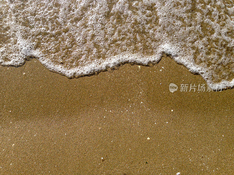 柔和的海浪拍打着沙滩