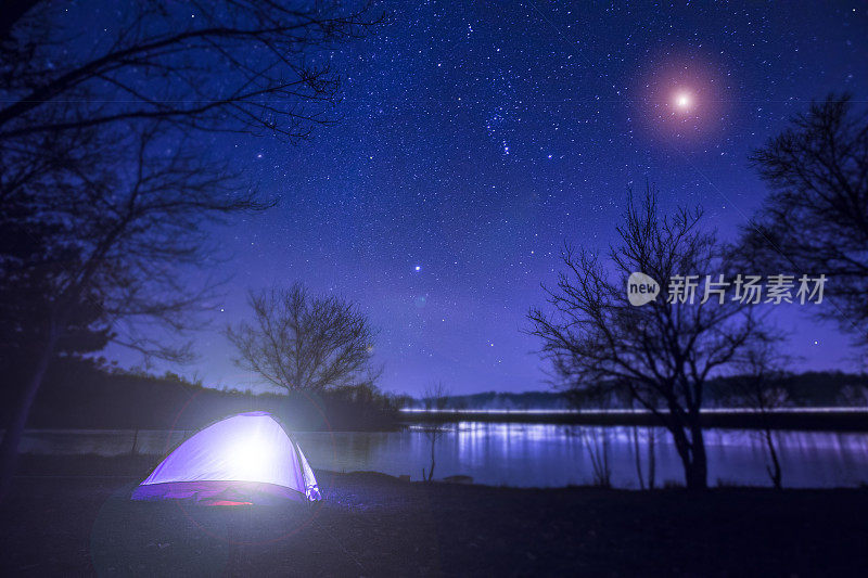 夜空下的帐篷露营