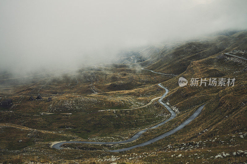 杜米托山区的山谷笼罩着神秘的迷雾