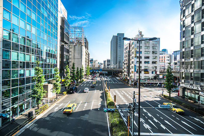 东京城市生活的街道和小巷在新桥