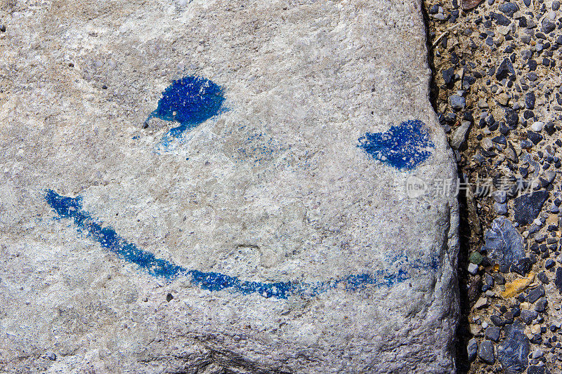画在岩石上的笑脸