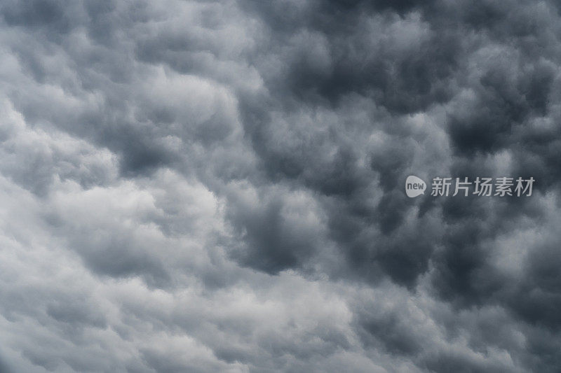 积雨云乳房。低角度的暴风雨天空与暴风雨云在下雨前。