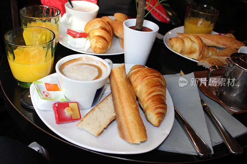 巴黎早餐。Сoffee羊角面包、黄油、面包。