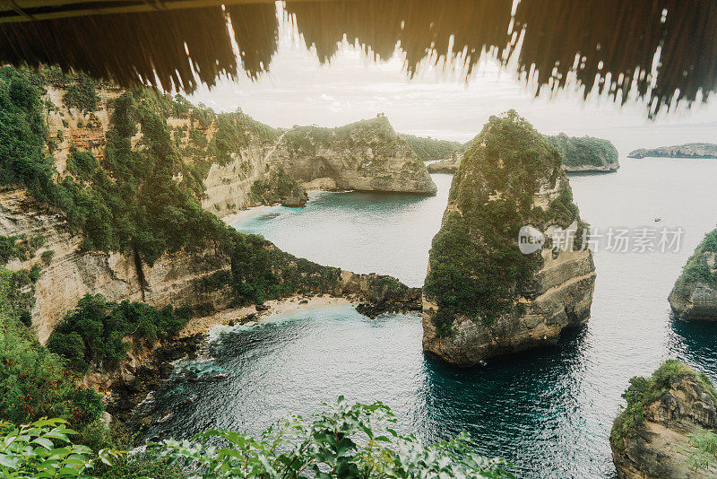 从努沙佩尼达悬崖上的海滩风景