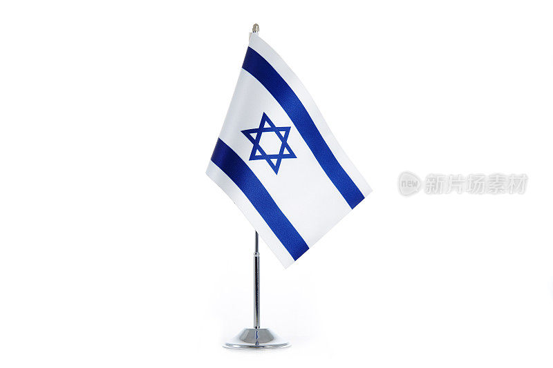 一面以色列国旗立在白色的背景上