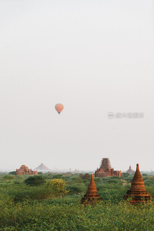 蒲干遗址上空热气球的风景