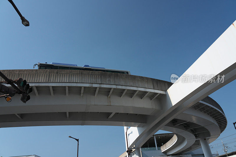 日本名古屋臭氧站附近的导轨公交系统或导轨公交道，御人线