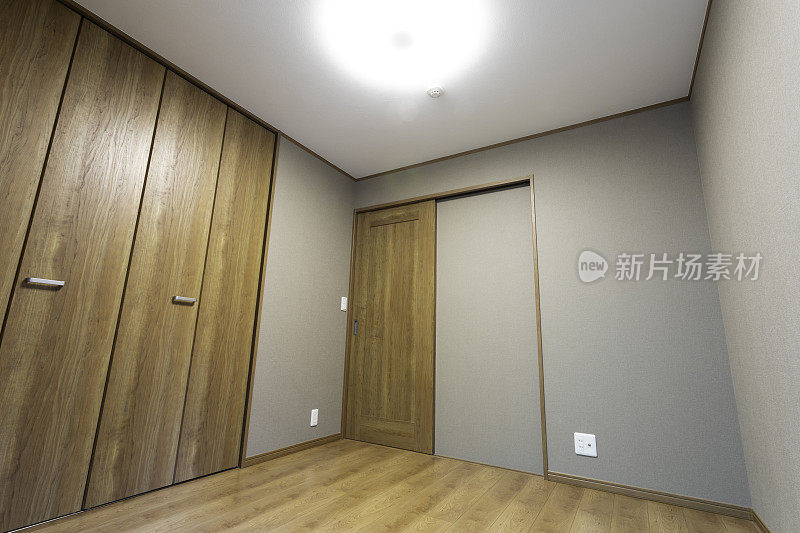 日本普通住房。木地板的卧室。