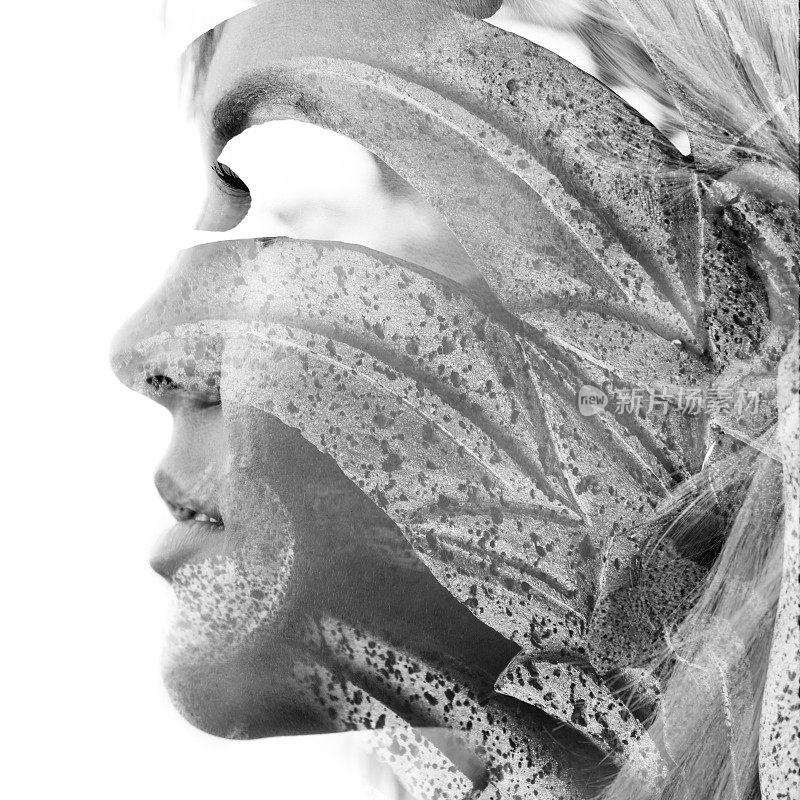 双重曝光的近距离肖像，一个迷人的金发女子结合一个巴厘岛的岩石雕像，黑白