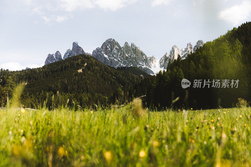 夏日日落在白云石阿尔卑斯山