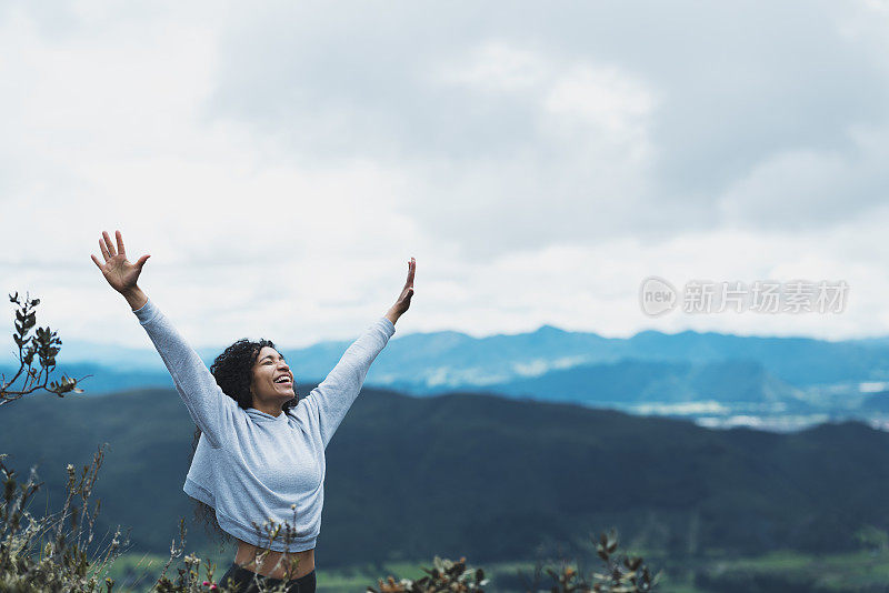 张开双臂拥抱大自然的女人