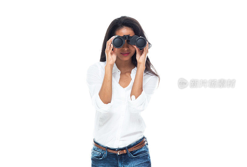 美丽的拉丁美洲妇女，长发，穿着白色衬衫-双筒望远镜