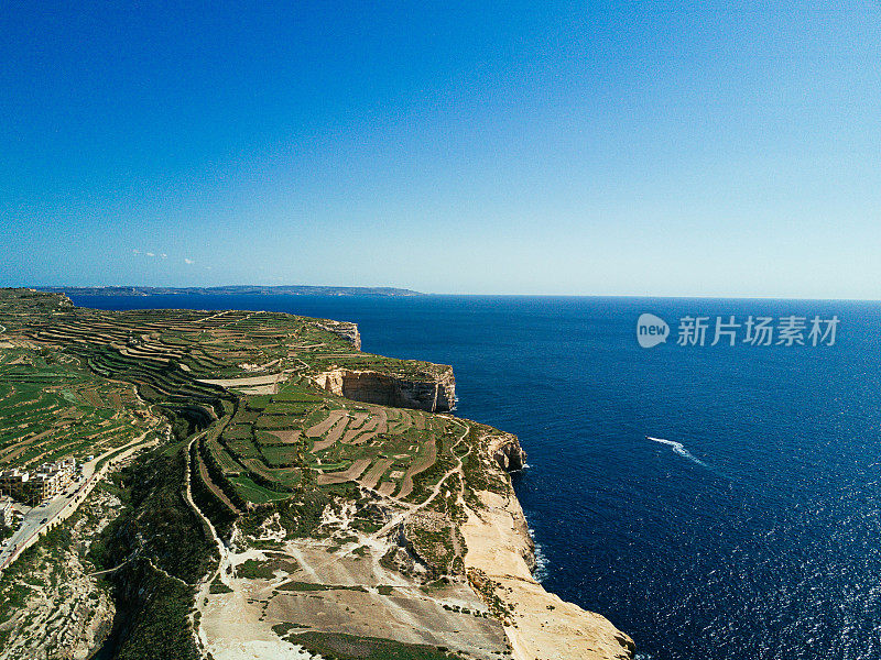 马耳他-地中海旅游目的地，戈佐岛上Xlendi海湾附近的悬崖