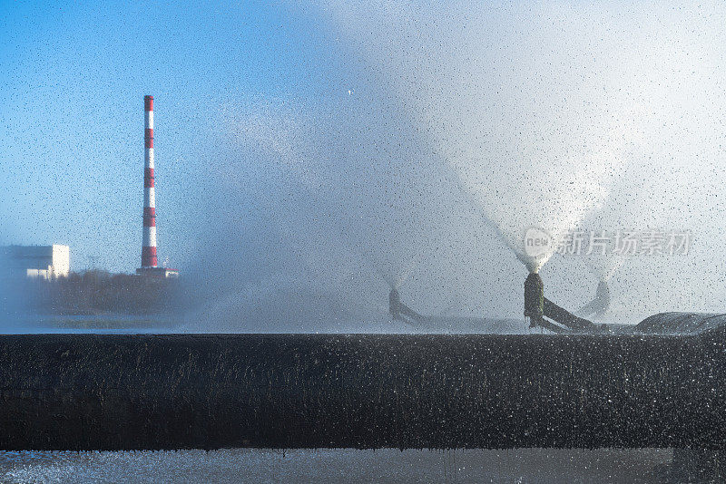 热电厂-透过工业喷水池在冷却水池上产生的水花观察。