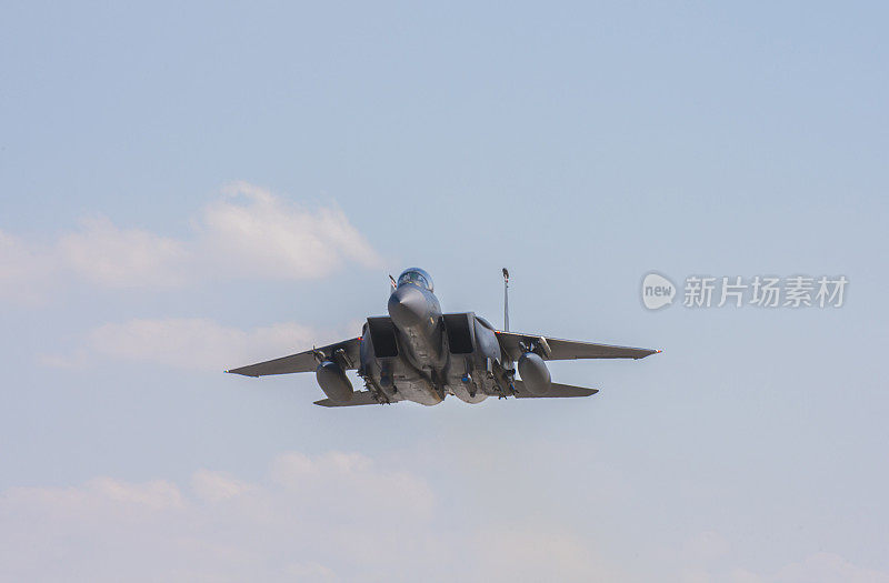 F-15C“鹰”战斗机正在飞行