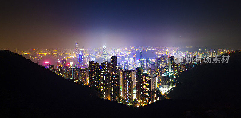 从上面俯瞰，美丽的日落时分，香港的天际线一览无余。照片摄于太平山顶。太平山顶是一座位于香港岛西侧的山。