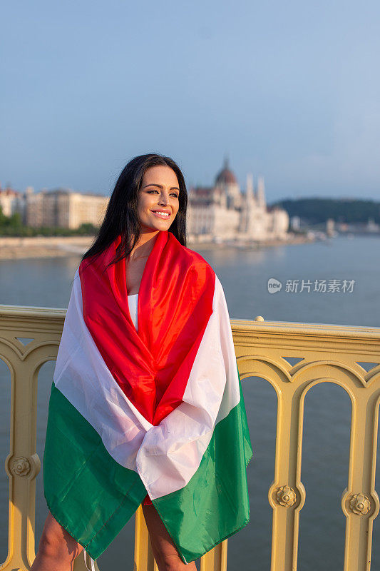 匈牙利布达佩斯的一名女球迷，她身上覆盖着国旗