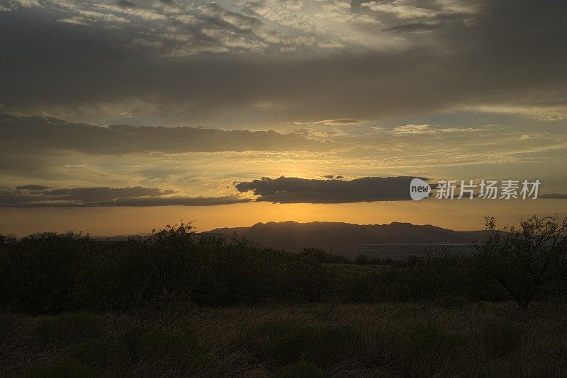 马德拉峡谷日落透镜云