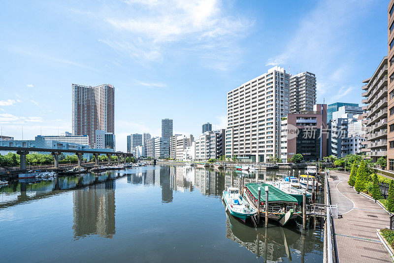 东京海边地区的高层办公楼和公寓楼