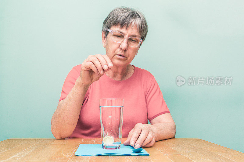 老年妇女服用维生素C泡腾片提高她的免疫系统