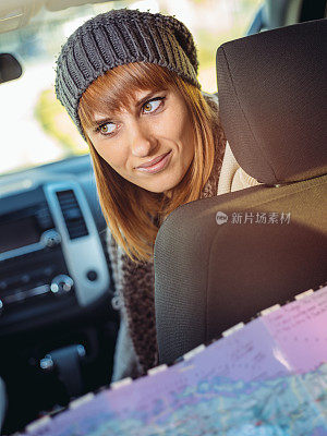 年轻女子在冬季的公路旅行