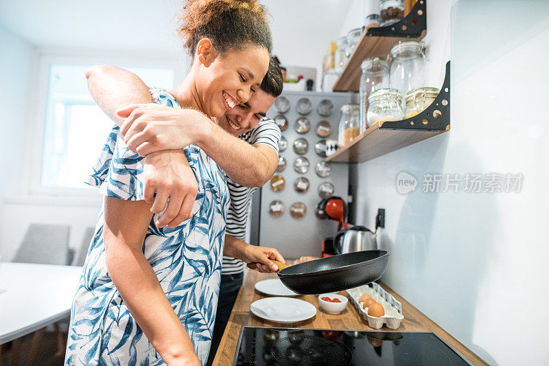 一对异性夫妇在厨房里一起准备早餐