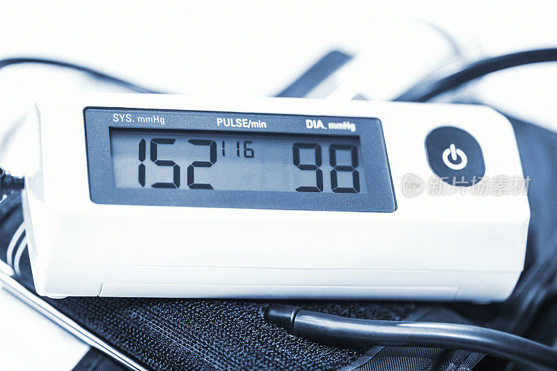 数字家庭血压监视器显示高血压