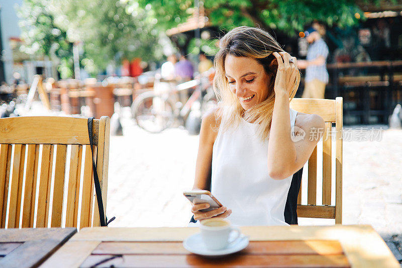 女人在街上发短信café