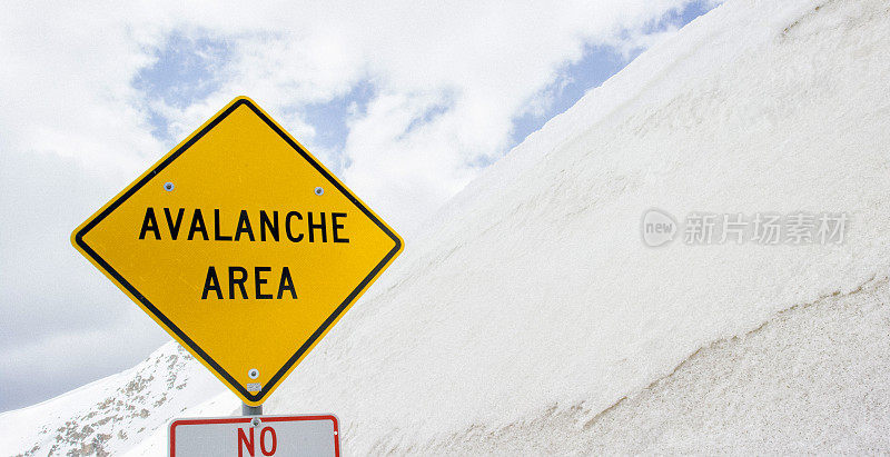 “雪崩地区”警告路标在科罗拉多州的落基山脉下阴天在冬天
