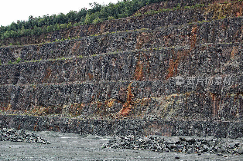 露天矿与斑岩岩层。采矿行业。