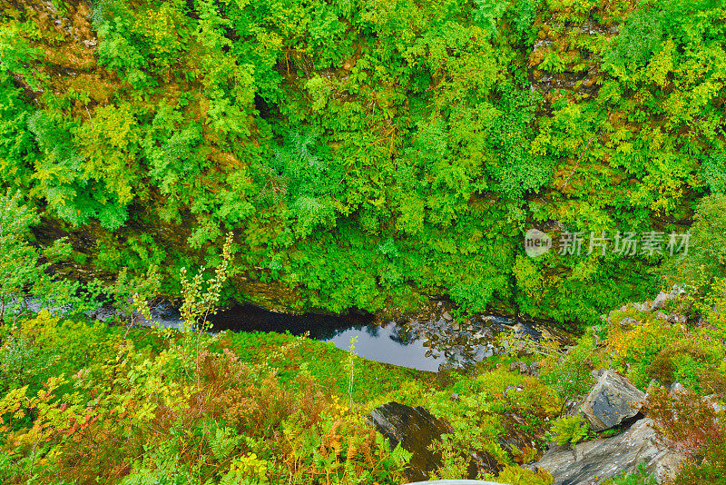 corrieshalch峡谷-瀑布的Measach苏格兰美丽的风景