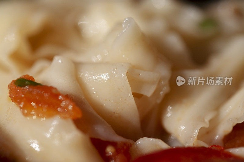 中国自制汤面，配番茄和蔬菜