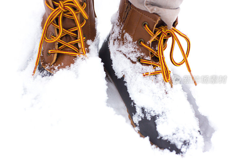 雪地靴在雪的特写与复制空间