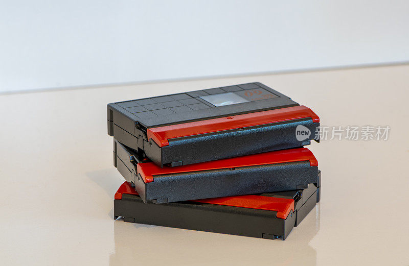 迷你DV磁带，堆叠和隔离。旧的录像媒体。20世纪90年代过时的数据存储技术。
