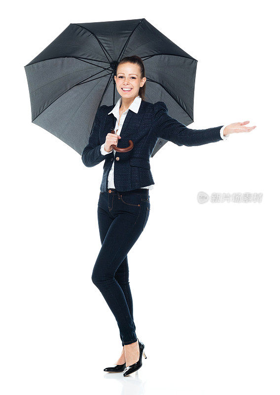 白种人女主持人站在白色背景前，穿着漂亮的休闲装，拿着雨伞