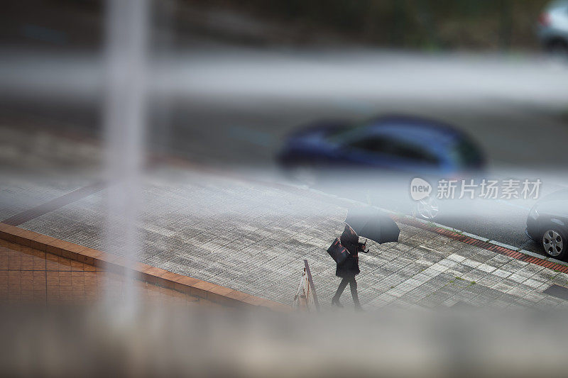 雨中的城市