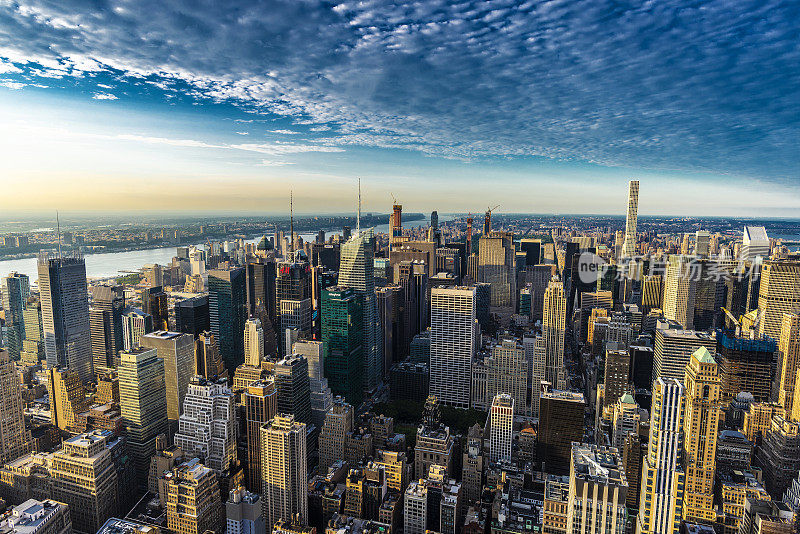 日落时分，美国纽约曼哈顿摩天大楼的天际线