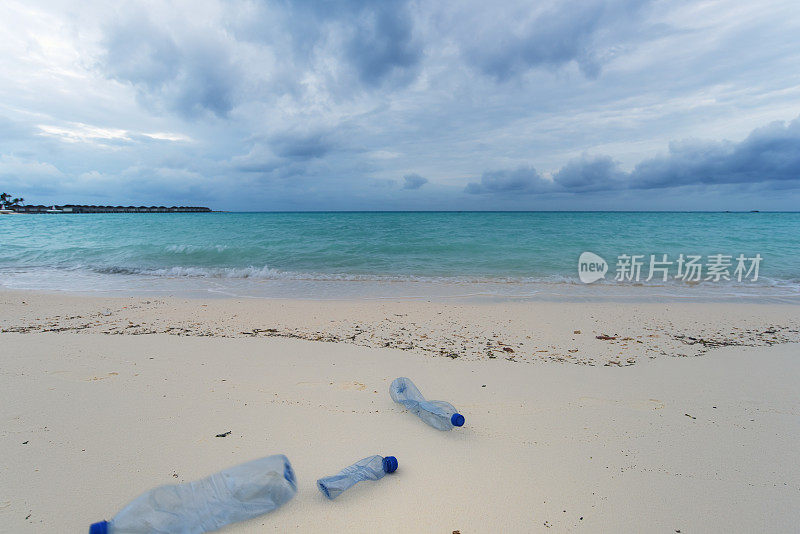 海滩污染――海滩上有塑料瓶