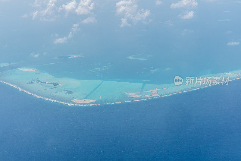 从飞机窗口可以看到热带岛屿和绿松石海